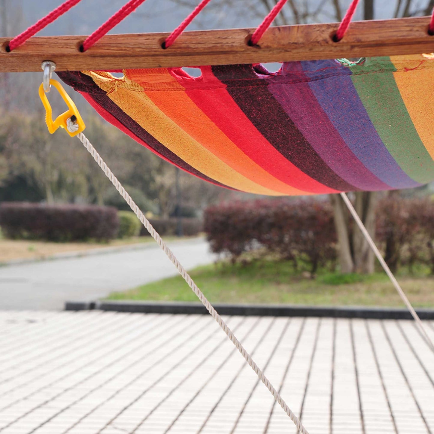 Hamak ogrodowy Outsunny ze stojakiem, wolnostojący hamak z łukową drewnianą ramą i tkaniną 200 x 100 cm, huśtawka ogrodowa wisząca z bezpiecznymi linami, wielokolorowy