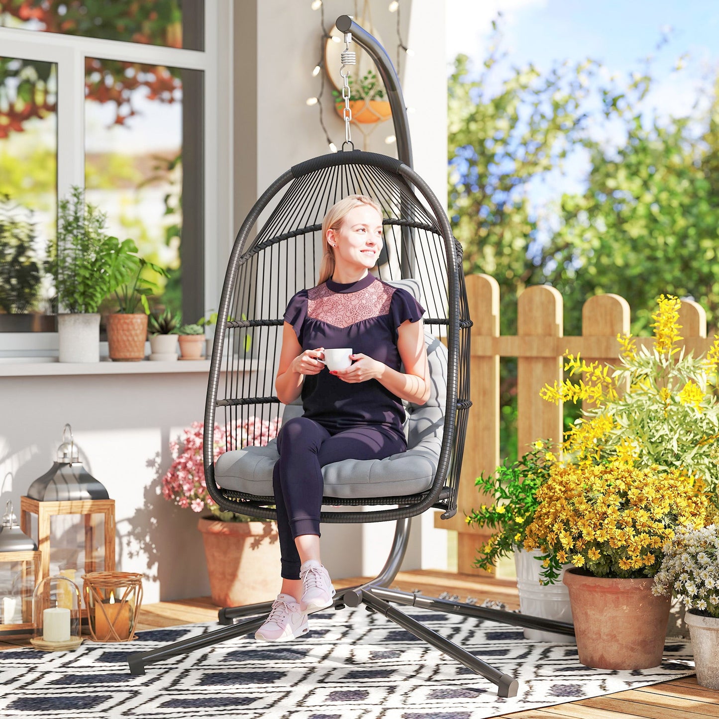 Outsunny Rattan Wiszący Fotel Jajko ze Stojakiem, Składany Wiklinowy Fotel Jajko z Poduszką, Poduszką na Głowę, Stalową Stelażem, Fotel Hamakowy Do Wewnątrz I Na Zewnątrz, Nośność 150 kg, Ciemnoszary