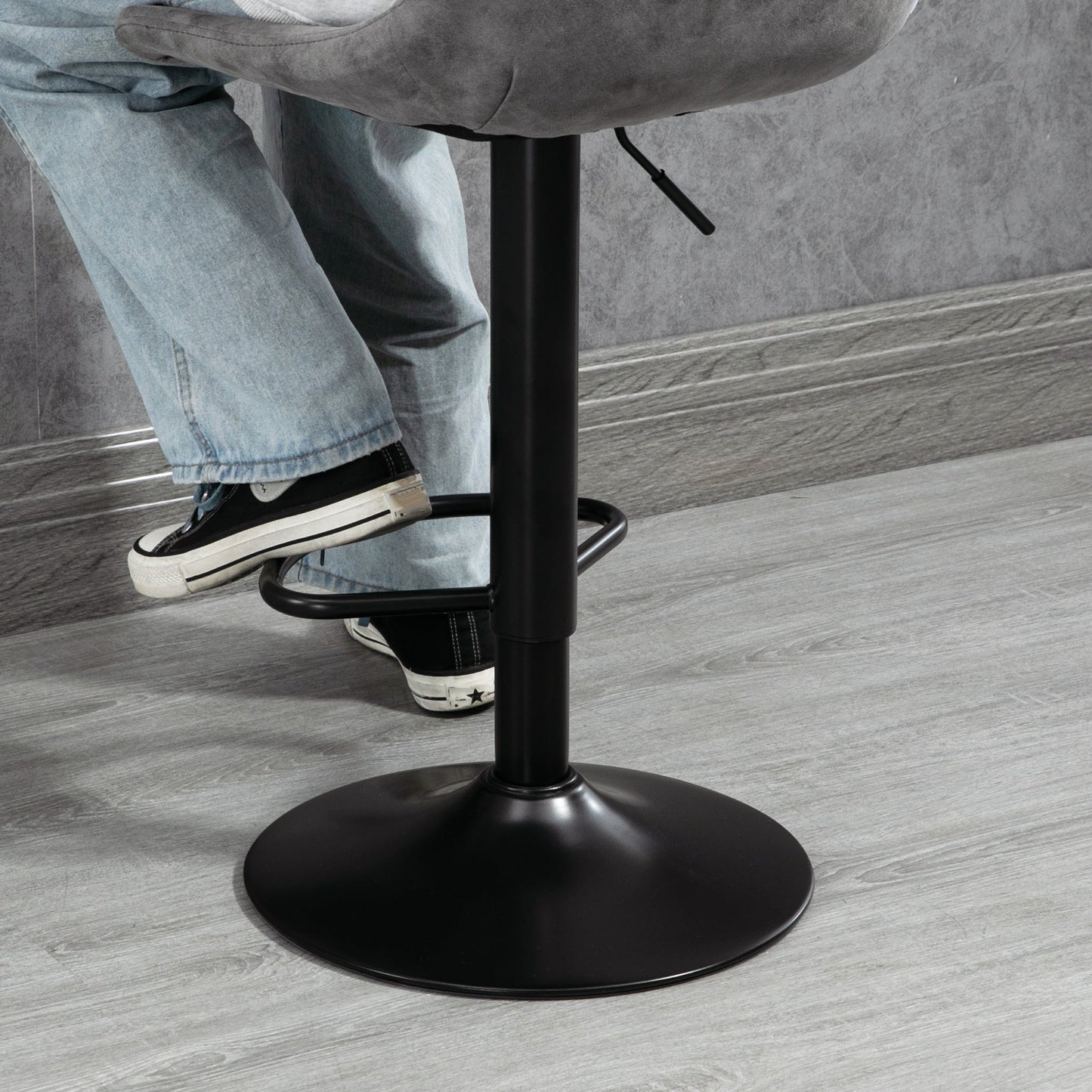 HOMCOM Adjustable Bar Stools Set of 2 Counter Height Barstools Dining Chairs 360¡ Swivel with Footrest for Home Pub, Grey