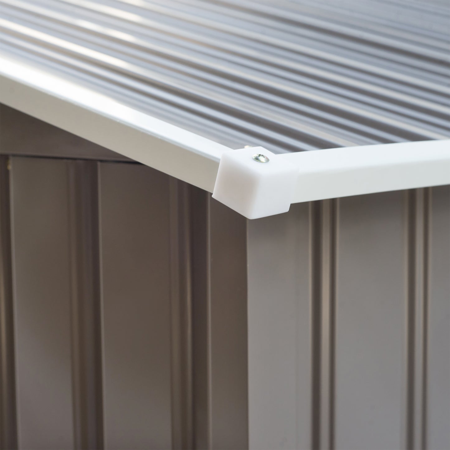 Outsunny 9 x 6FT Outdoor Garden Roofed Metal Storage Shed Tool Box z wentylacją fundamentową i drzwiami Jasny, szary