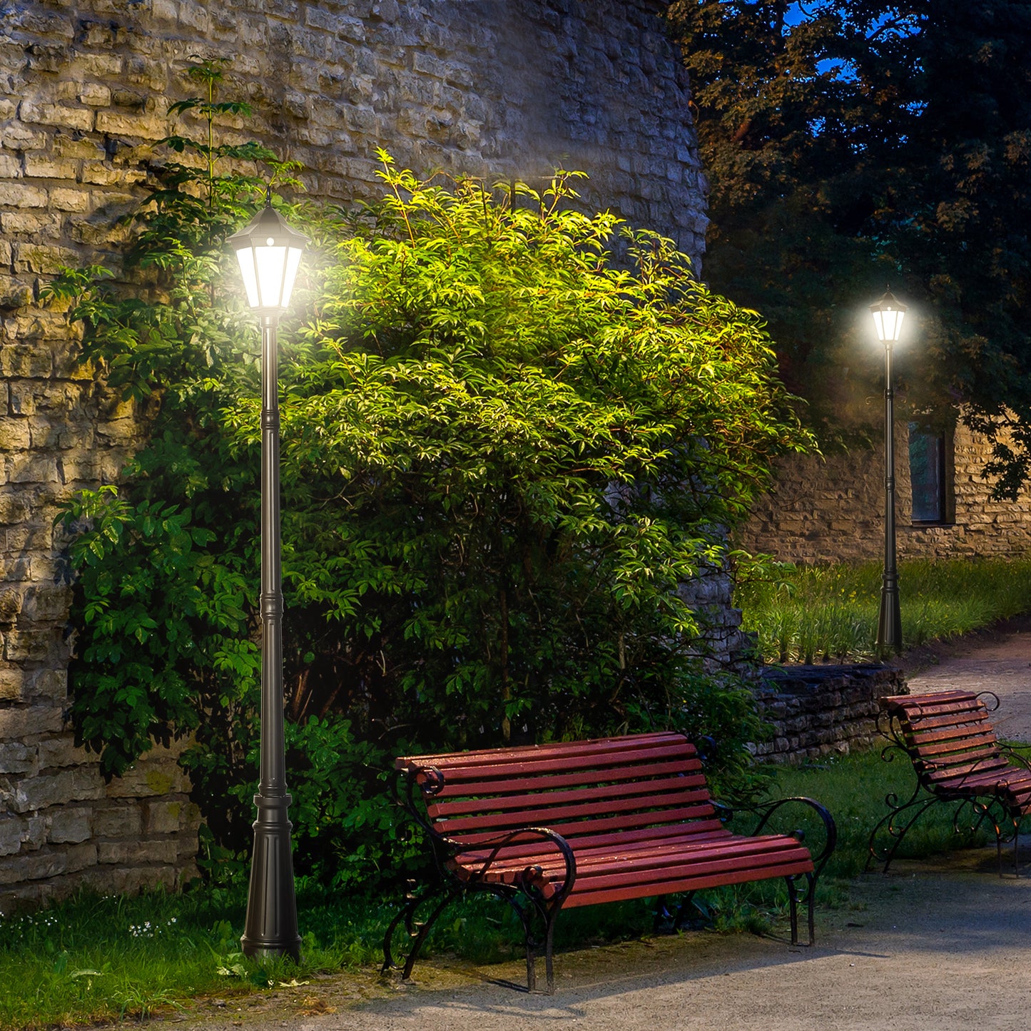 Outsunny 2,4 m Lampa ogrodowa Słupek oświetleniowy, lampa LED zasilana energią słoneczną do oświetlenia ścieżki na patio z aluminiową ramą, czujnik ruchu PIR do trawnika, ścieżki, podjazdu, czarny