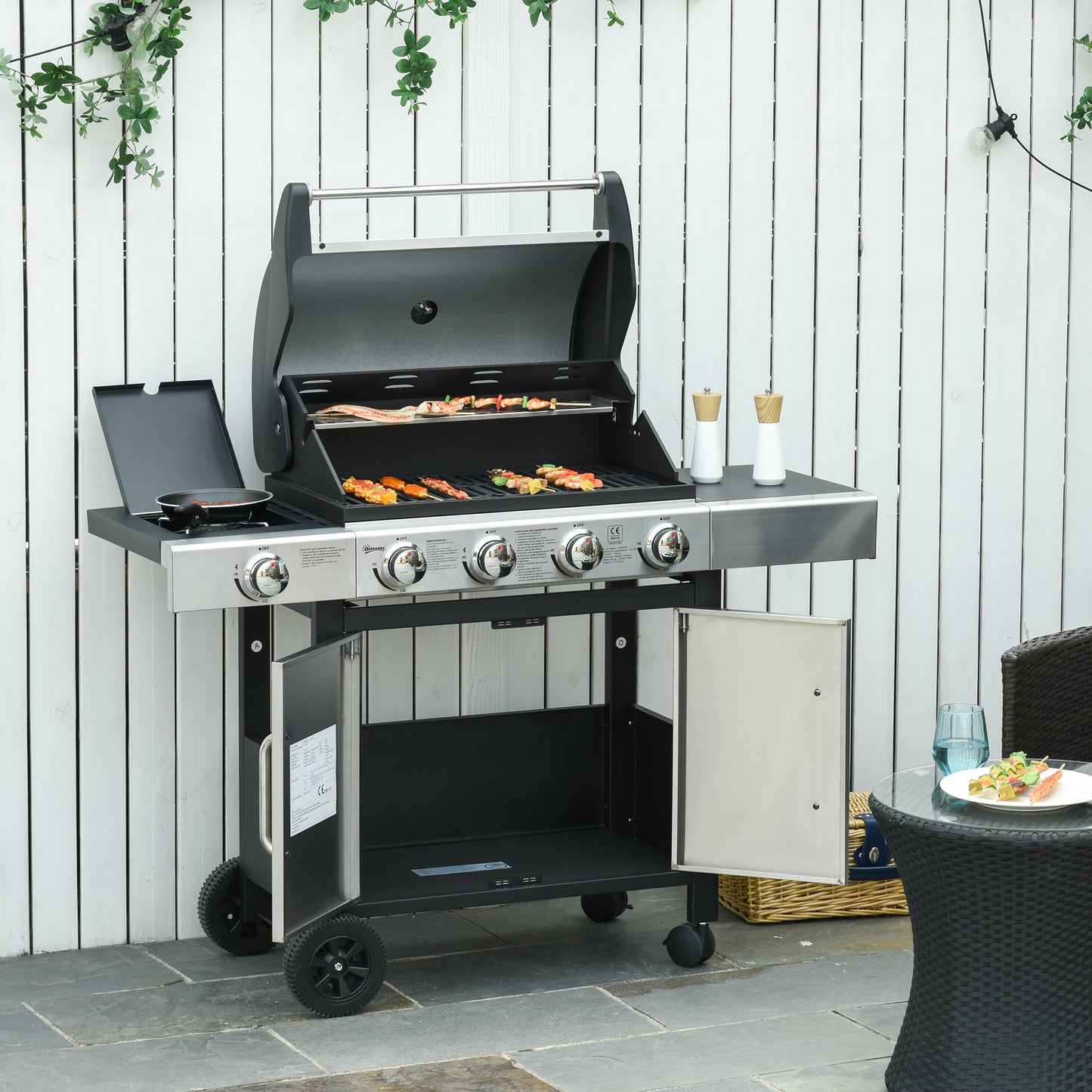 Grill gazowy Outsunny 4+1 palnik, wędzarnia ogrodowa, wózek do grilla z palnikiem bocznym, półka grzewcza, półki boczne, szafka do przechowywania, termometr z zapłonem piezoelektrycznym, stal nierdzewna + metal