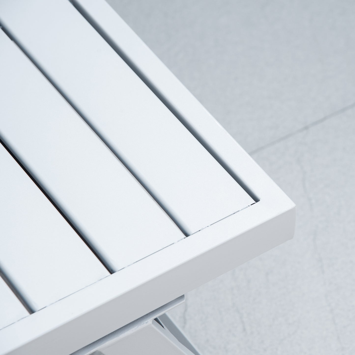 Zestaw mebli ogrodowych Outsunny, 3 elementy, 6-osobowa sofa narożna z regulowanym oparciem, leżanka Chase z metalowym blatem i wyściełaną poduszką, kolor szary