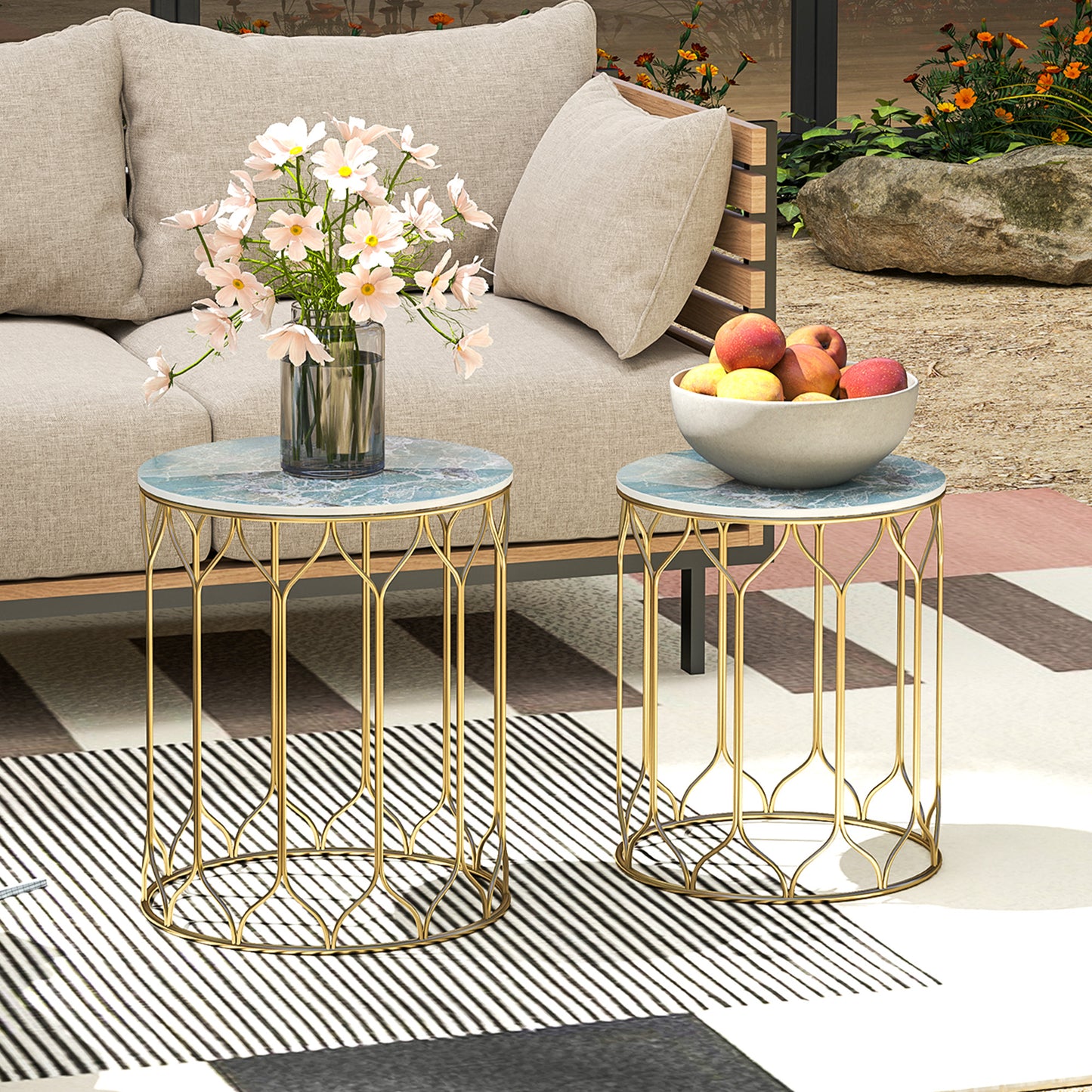 Zestaw 2 stolików bocznych Outsunny Garden Side Table, stoliki wsuwane z blatem z płytek ceramicznych, małe stoliki ogrodowe do użytku wewnątrz i na zewnątrz, wielofunkcyjne stoliki boczne z metalową ramą na patio, balkon, werandę, wielokolorowe