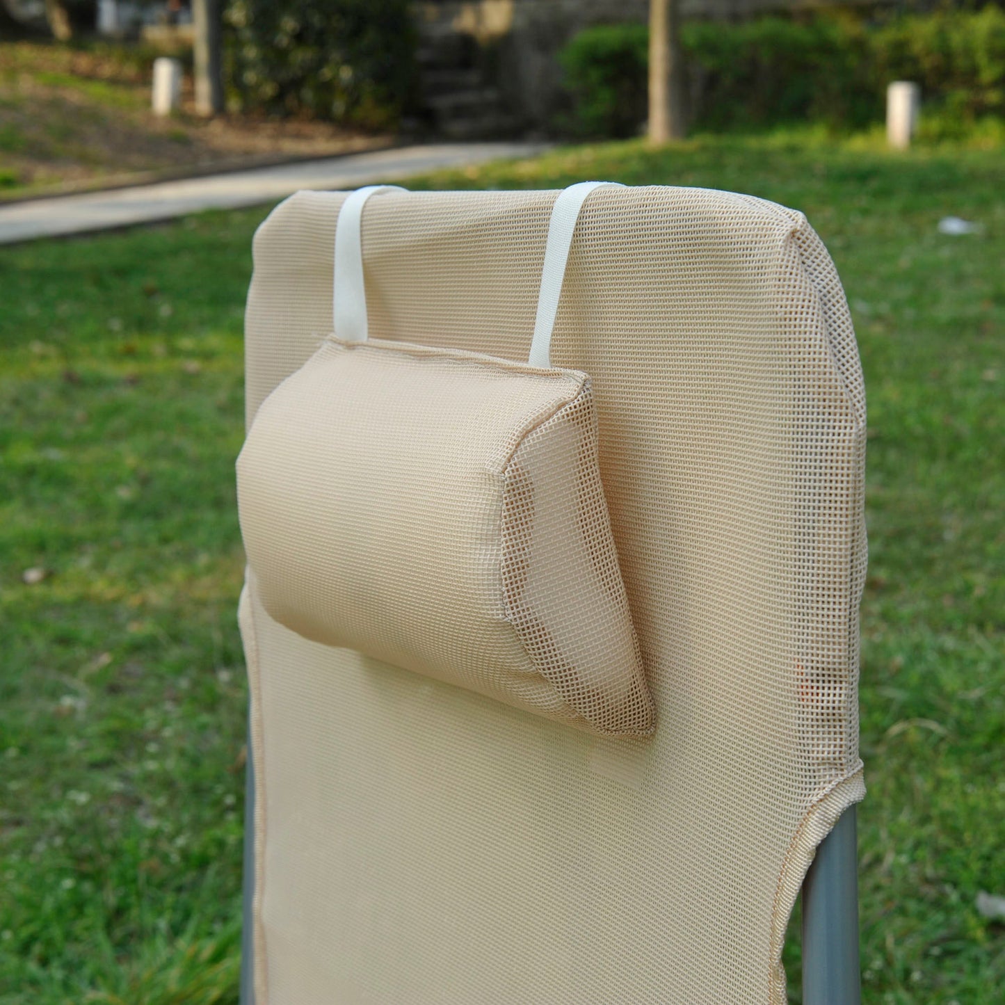 Outsunny Outdoor składany leżak ogrodowy z regulowanym oparciem i poduszką zagłówka, beżowy