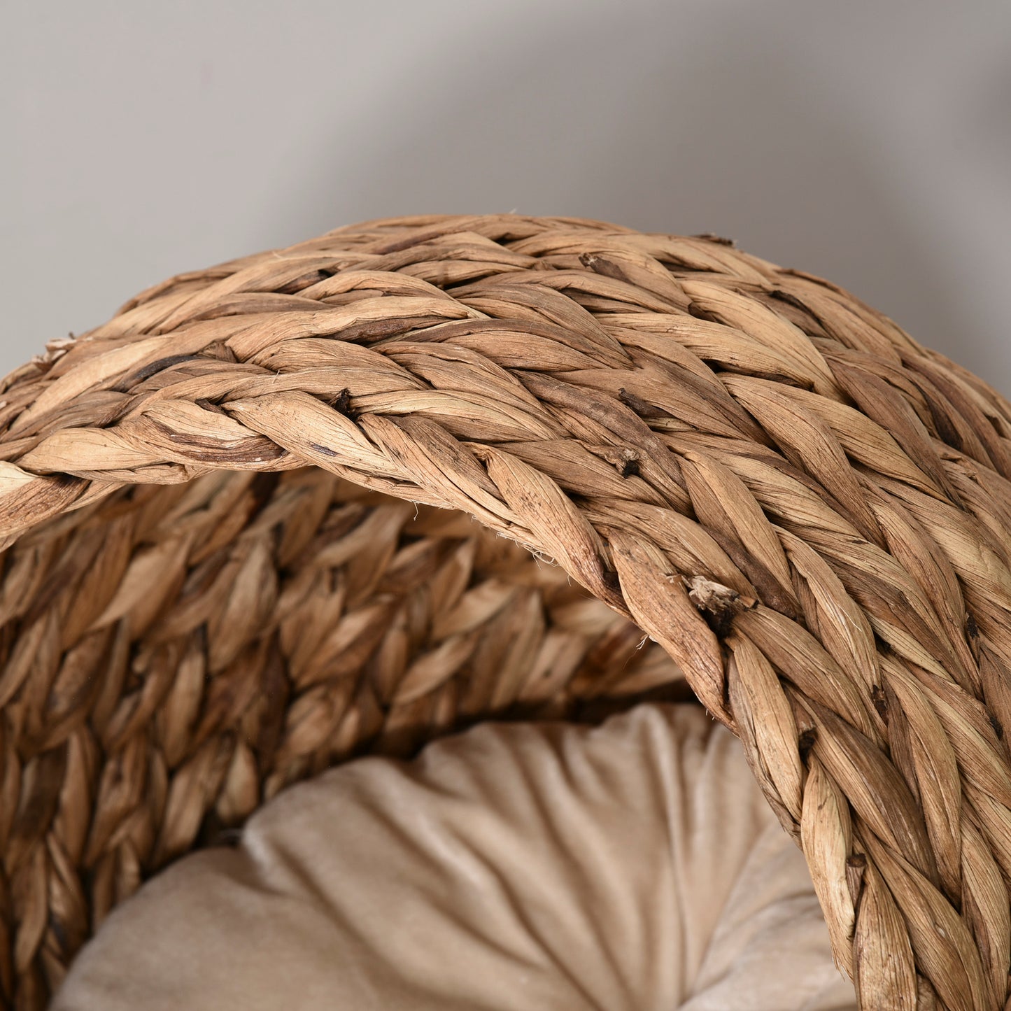 PawHut Wicker Cat Bed, Podwyższony Rattanowy Kosz dla Kota z Cylindryczną Podstawą, Miękka Zmywalna Poduszka, 42 x 33 x 52 cm - Brązowy