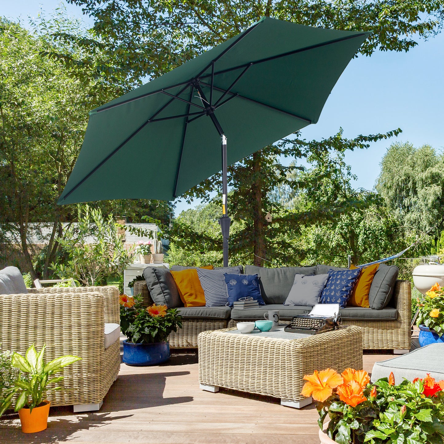 Outsunny 2,6M Parasol ogrodowy z pochyleniem i korbą, zewnętrzny parasol przeciwsłoneczny z aluminiową ramą, zielony