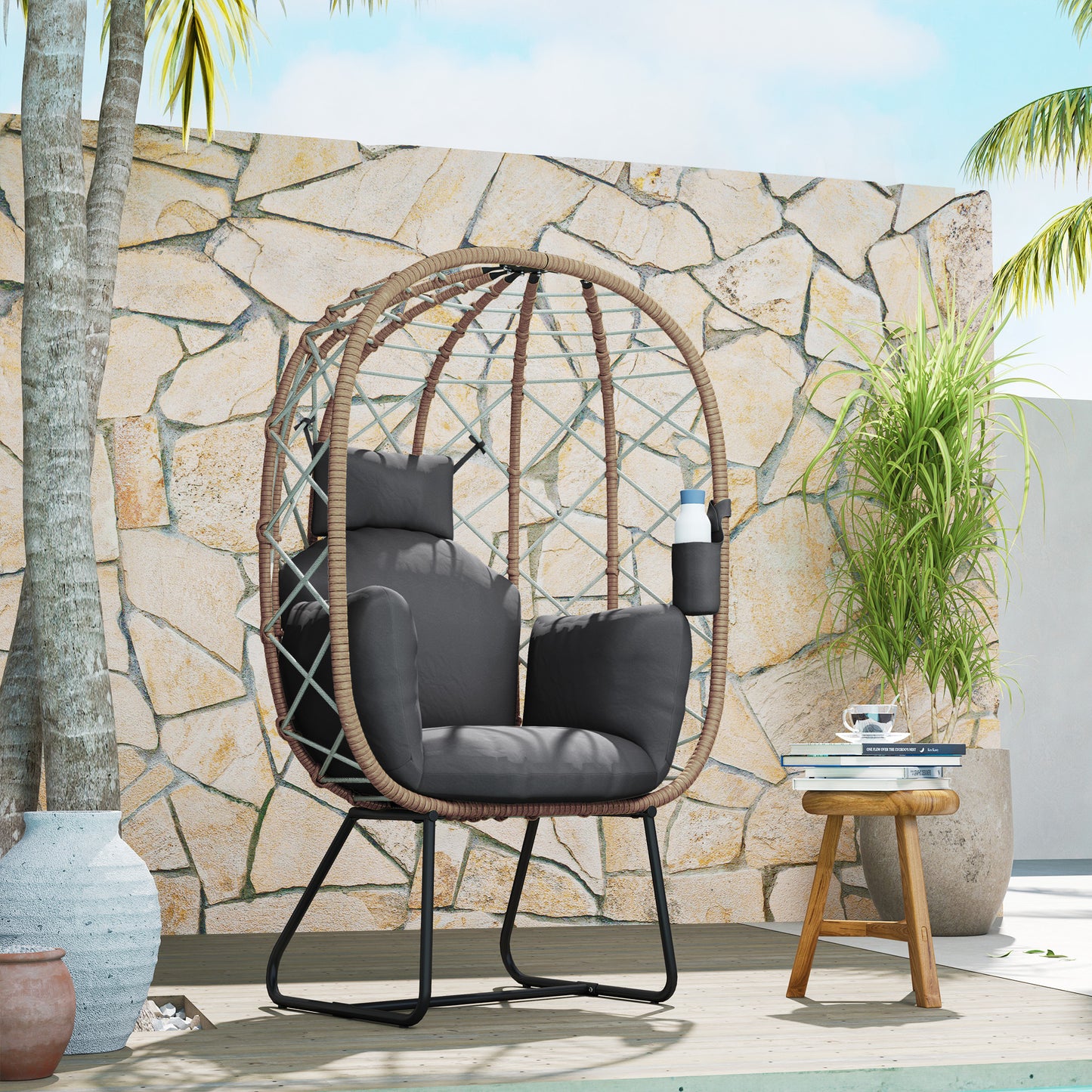 Outsunny Rattan Egg Chair Outdoor Indoor Wicker Chair z pogrubioną poduszką i zagłówkiem, stojący ogrodowy Egg Chair z uchwytem na kubek, metalowa rama na patio, balkon, brązowy