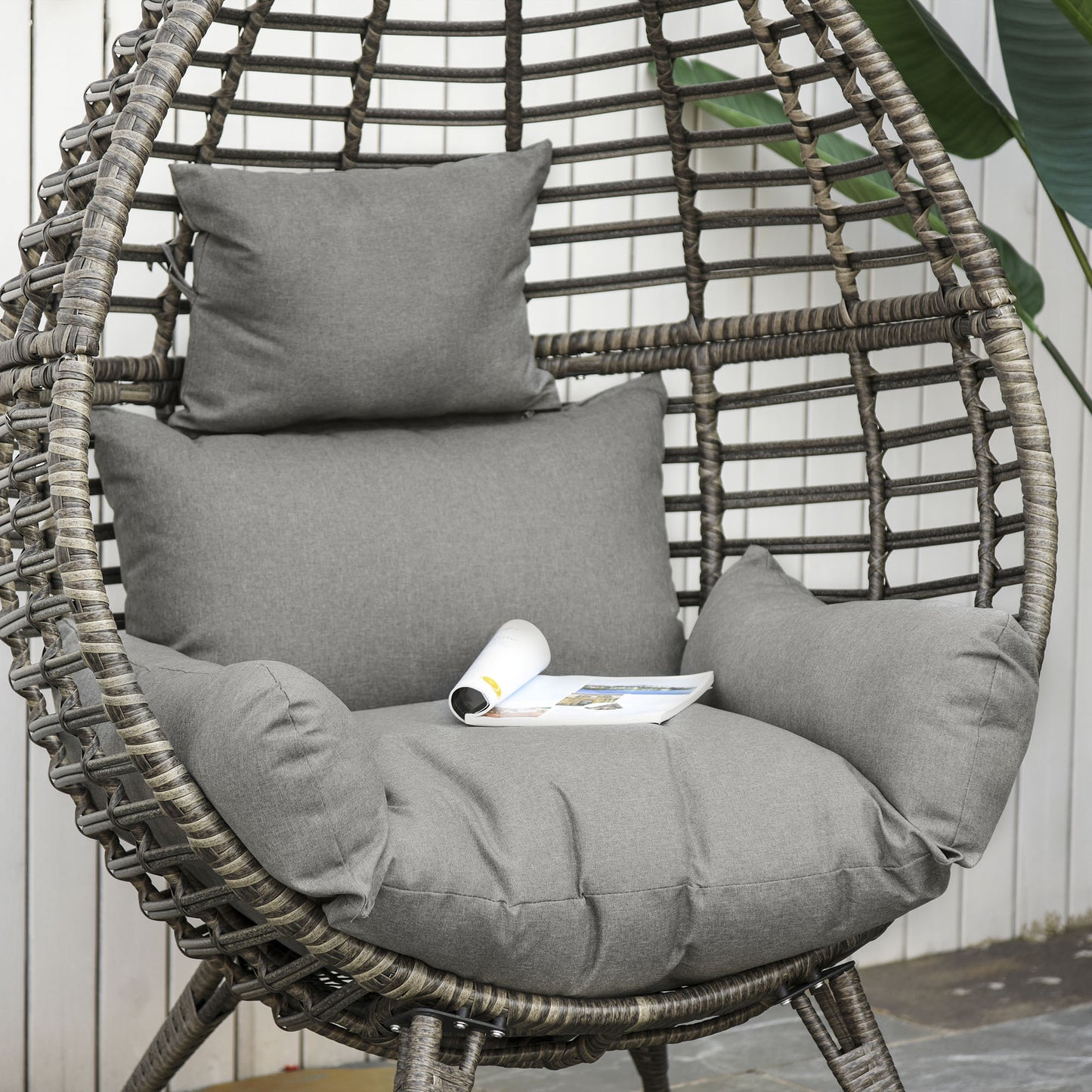 Fotel Outsunny Teardop PE Wicker Rattan z grubymi poduszkami, 4 nogi, siedzisko ogrodowe Egg Garden