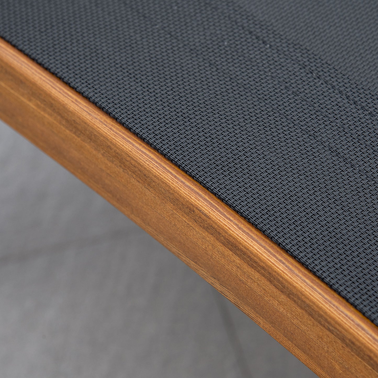 Outsunny Ergonomic Patio Lounge Chair Drewniany leżak ogrodowy z 3 regulowanymi oparciami i zdejmowaną poduszką zagłówka do ogrodu w kolorze czarnym