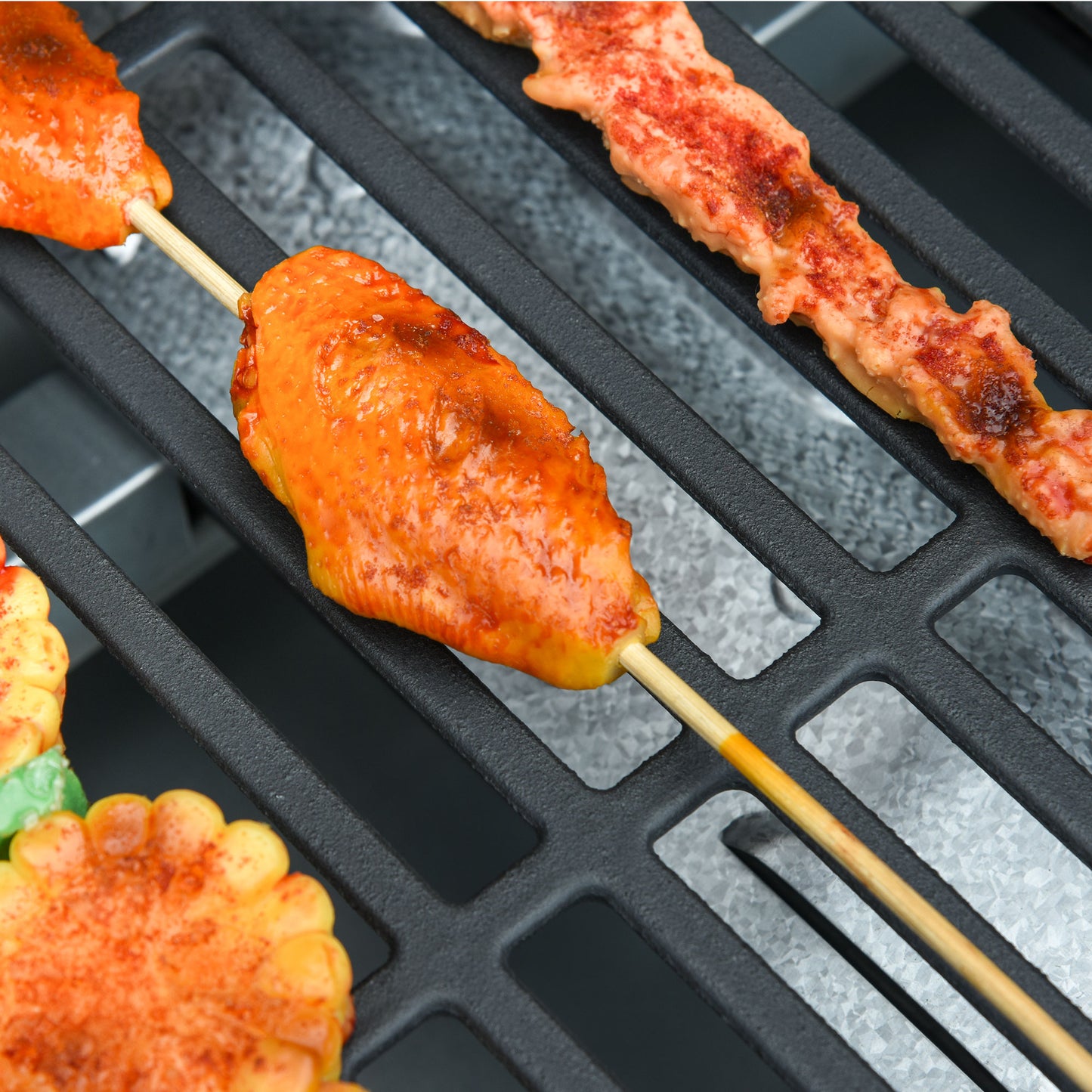 Grill gazowy Outsunny 4+1 palnik, wędzarnia ogrodowa, wózek do grilla z palnikiem bocznym, półka grzewcza, półki boczne, szafka do przechowywania, termometr z zapłonem piezoelektrycznym, stal nierdzewna + metal