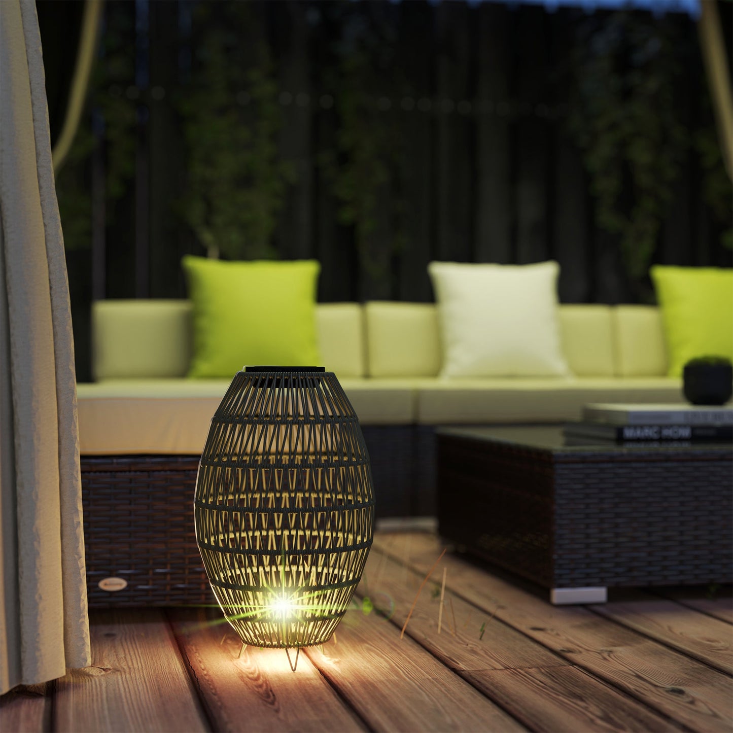 Outsunny Rattan Solar Lamp, Ogrodowa latarnia solarna z automatycznym włączaniem/wyłączaniem światła, IP44 wodoodporna, dekoracyjna zewnętrzna lampa rattanowa na werandę, ścieżkę, ciemnobrązowa