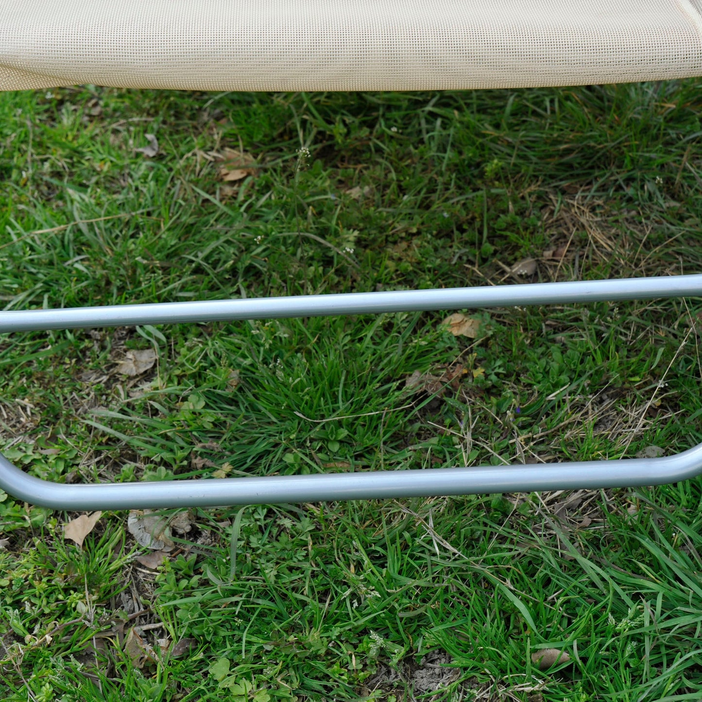 Outsunny Outdoor składany leżak ogrodowy z regulowanym oparciem i poduszką zagłówka, beżowy