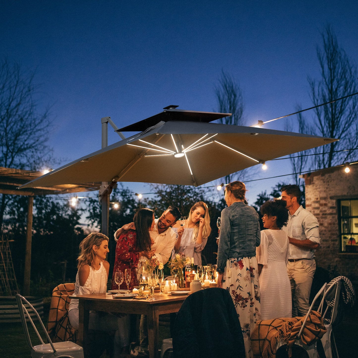 Parasol ogrodowy Outsunny 3 m Cantilever, z bocznym mocowaniem, z oświetleniem LED zasilanym energią słoneczną, z uchwytem odchylanym i korbą, z podstawą krzyżową, do stosowania na trawniku, plaży i przy basenie, w kolorze szarym
