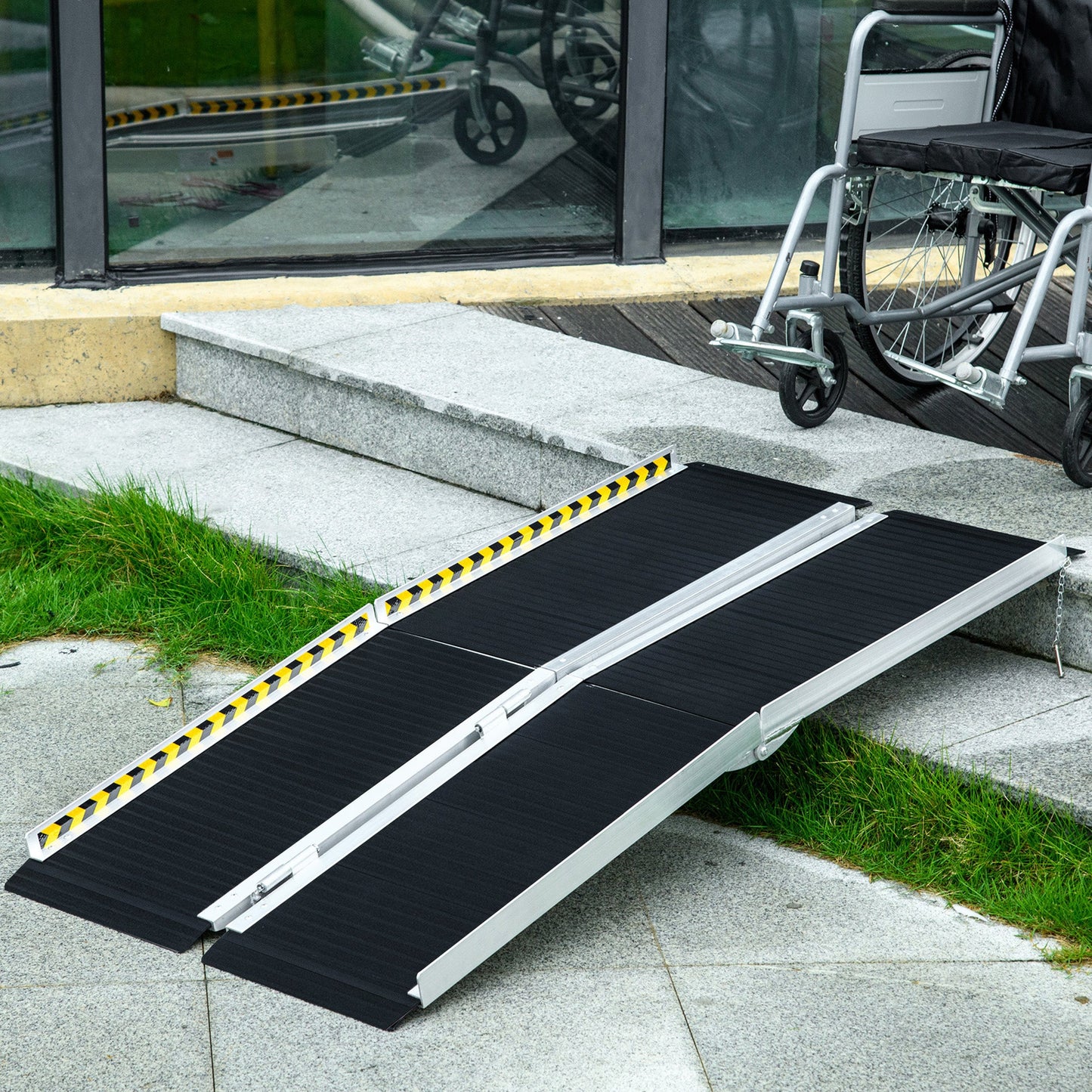 Podjazd dla wózków inwalidzkich HOMCOM, 152 dł. x 73 szer. cm, udźwig 272 kg, składany aluminiowy próg z powierzchnią antypoślizgową, płyty przejściowe powyżej i poniżej do domu, schodów, krawężników, przejść
