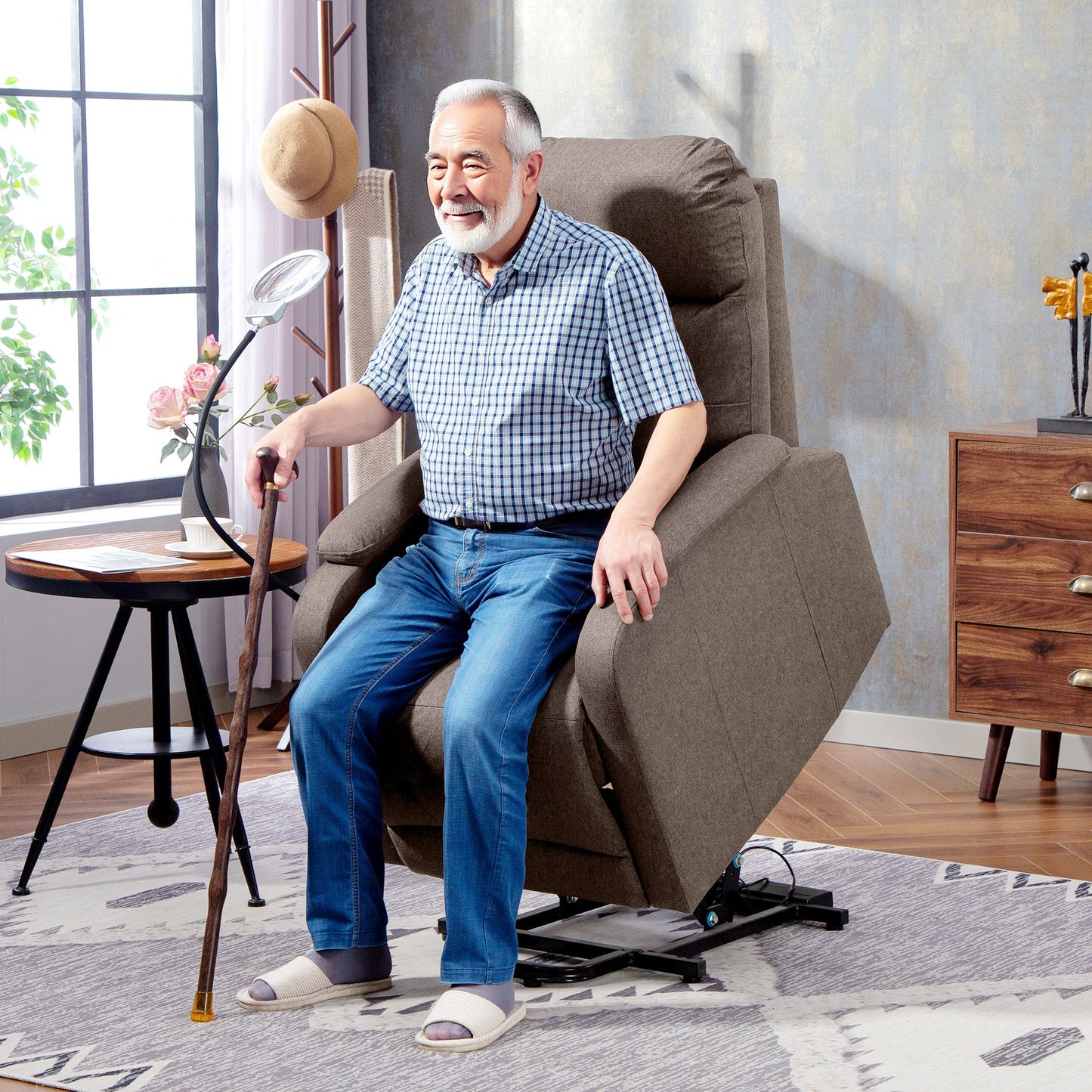 HOMCOM Electric Rise/Recline Armchair, with Reading Light - Brown