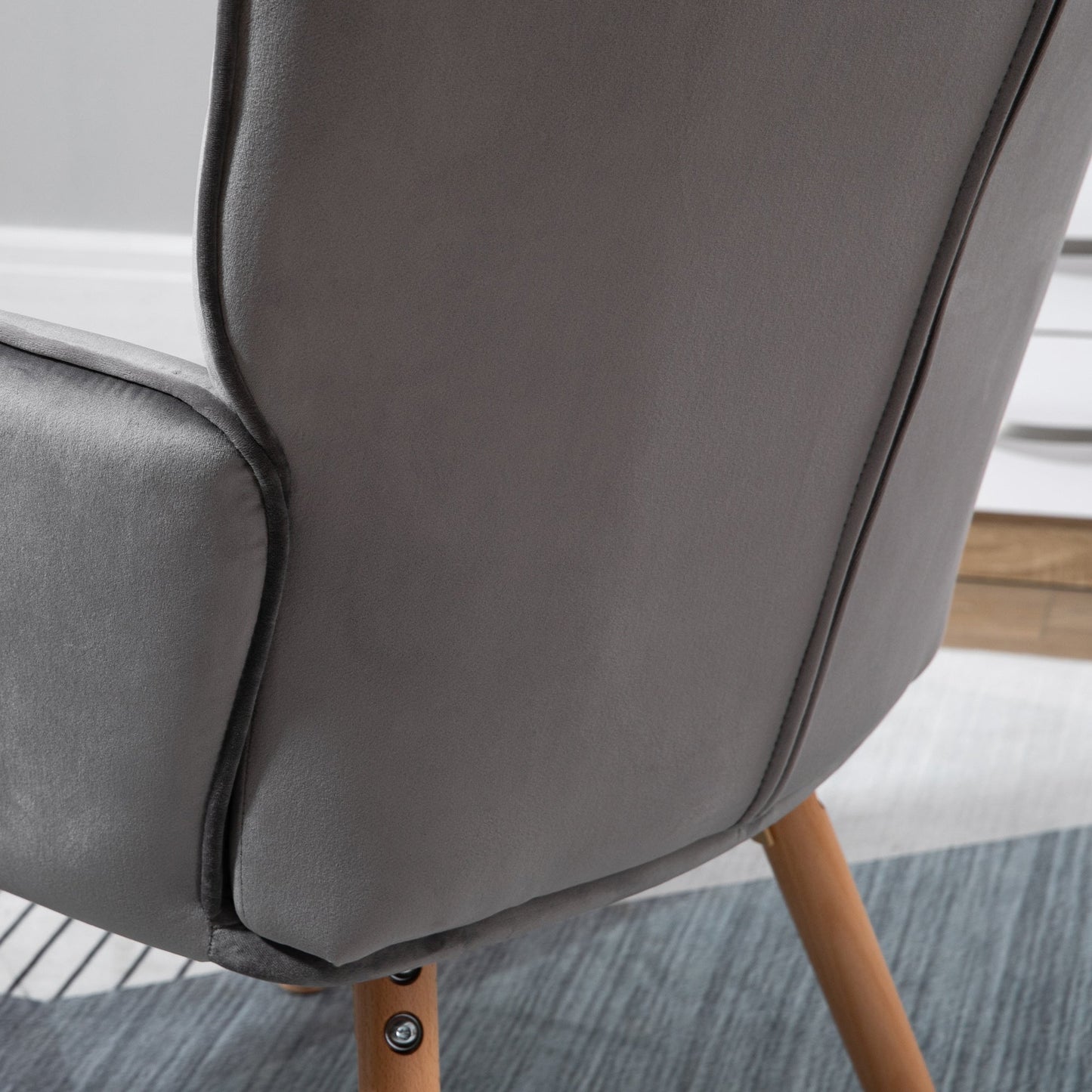 كرسي HOMCOM Modern Accent Chair بذراعين مبطن بمخمل ملمس مخملي مع مسند ظهر مجنح، كرسي صالة ترفيهي مبطن بأرجل خشبية، باللون الرمادي