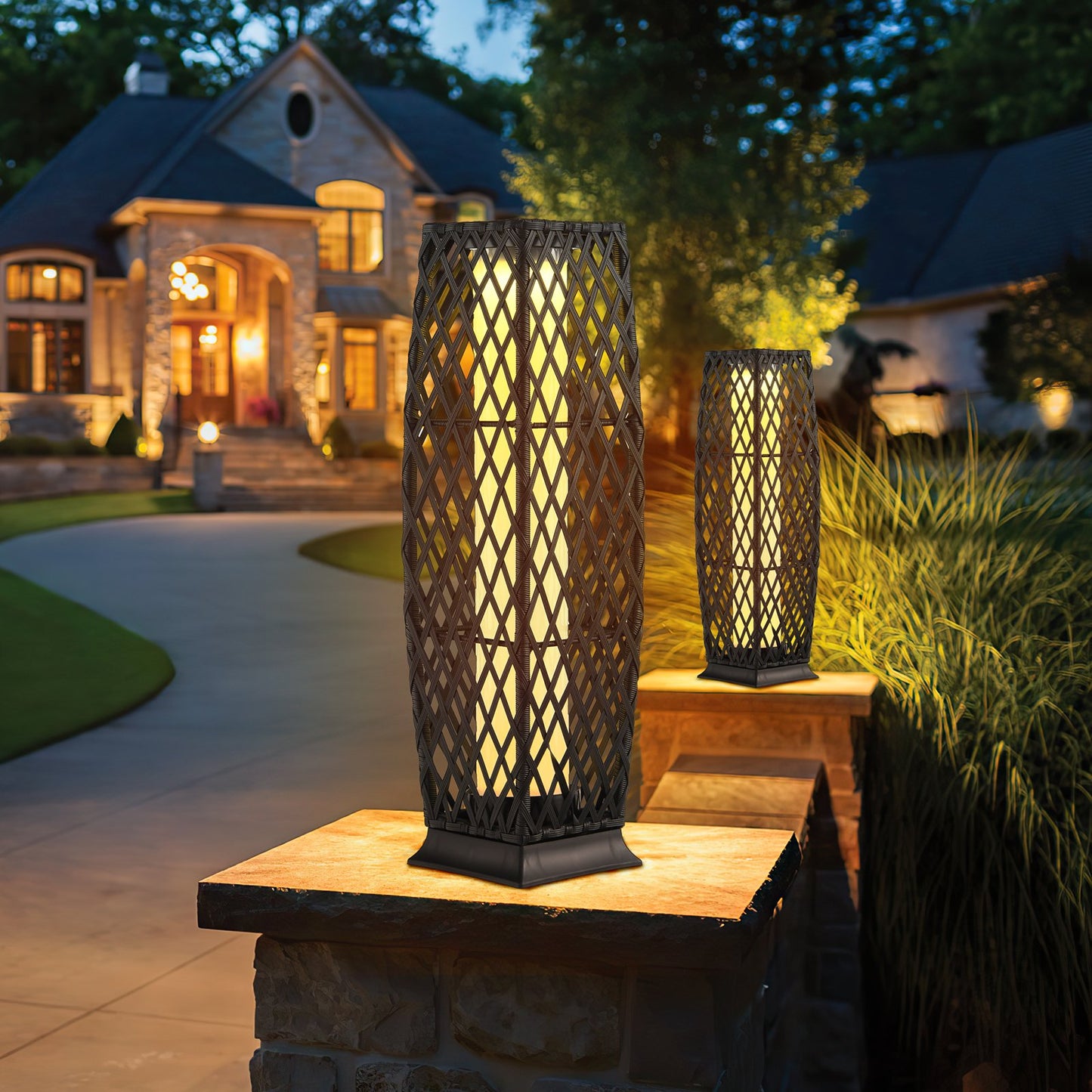 2 Pieces Outdoor Solar-Powered Floor Lamp Set-Black