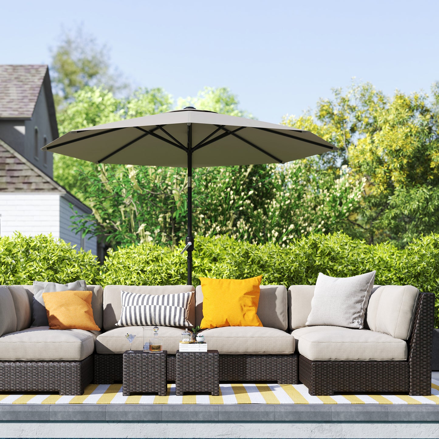 Outsunny 2.6M Parasol ogrodowy z pochylanym i korbowym uchwytem, ​​zewnętrzny parasol przeciwsłoneczny z aluminiową ramą, jasnoszary