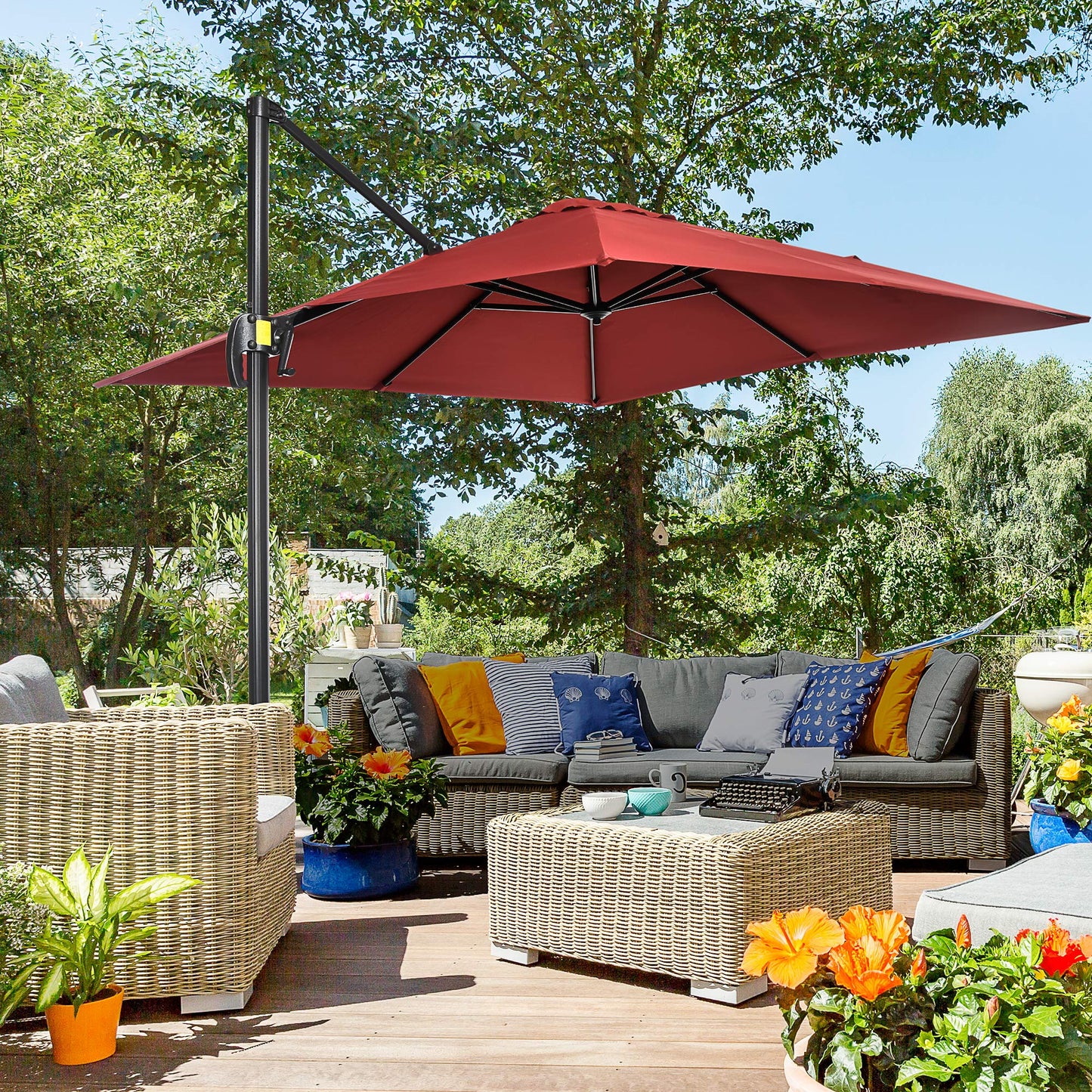 Outsunny 2,5 x 2,5 m Parasol tarasowy z wysięgnikiem, aluminiowy, wiszący, z możliwością obrotu o 360° z korbą i podstawą krzyżową, w kolorze czerwonego wina