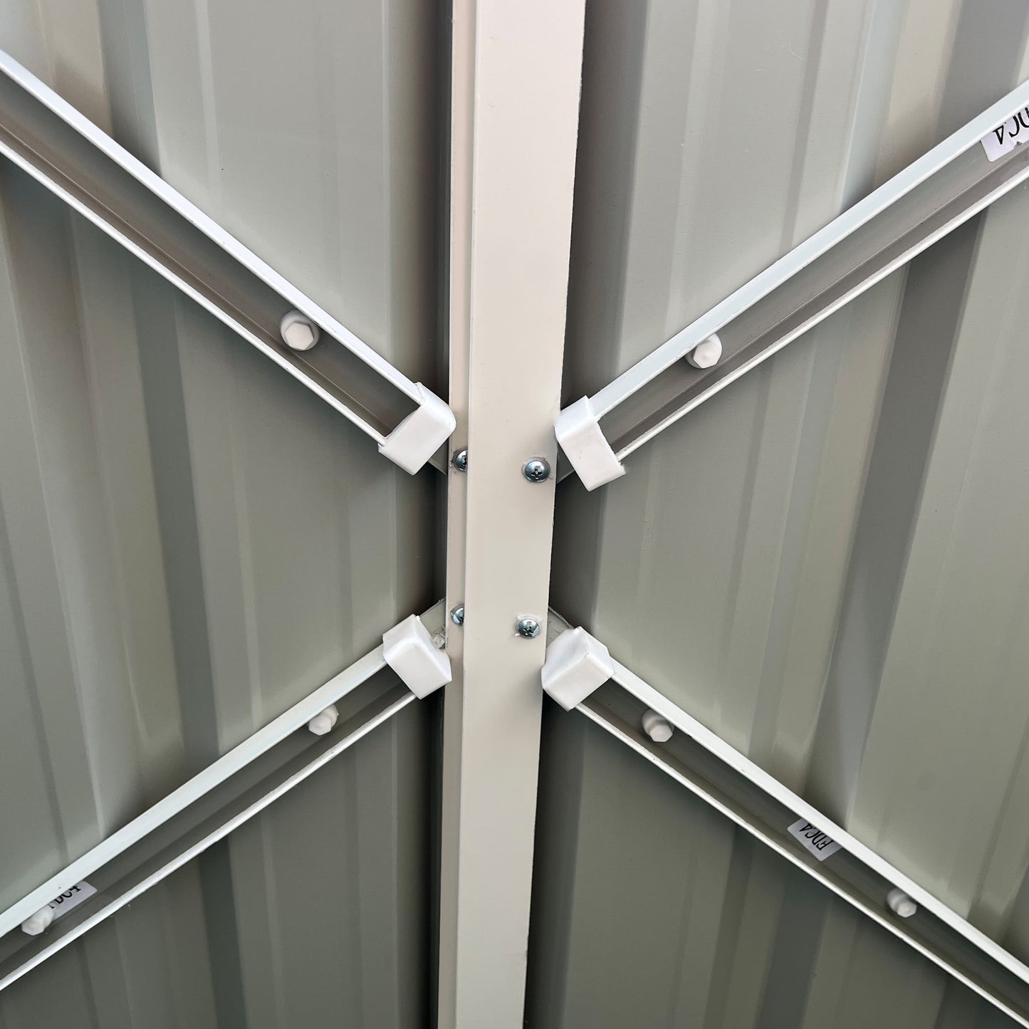 Outsunny 5ft x 3ft Garden 2-Bin Steel Storage Shed, podwójny schowek na śmieci, ukryty kosz na śmieci z zamykanymi drzwiami i otwieraną pokrywą