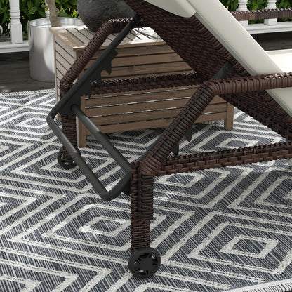 Outsunny Outdoor PE Rattan Sun Lounger Set of 2, Wicker Chaise Recliner Garden Chair z 5-poziomowym regulowanym oparciem i 2 kółkami, kremowo-biały