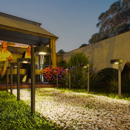 Outsunny Solar Lights Outdoor Garden Stake 8 Pack Pathway Lights, Solar Stake Lights z automatycznym włączaniem/wyłączaniem LED, IP44 Wodoodporne plastikowe oświetlenie ogrodowe na ścieżki, patio i krajobraz