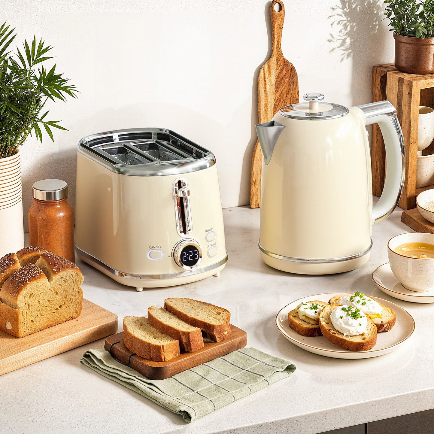 HOMCOM Polished Retro 40-100Â°C Kettle and Toaster Set - Cream