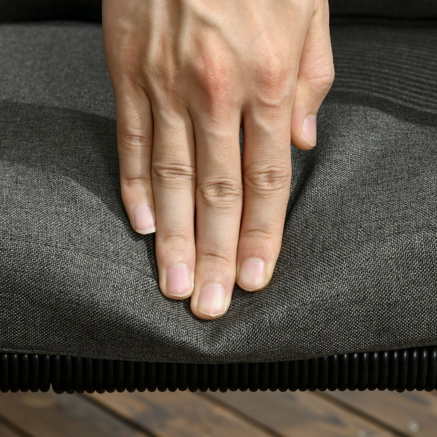 Zestaw mebli ogrodowych Outsunny 4 Seater Rattan Cube, zestaw jadalny z rattanu z poduszkami, stół jadalny i krzesła zewnętrzne z prostokątnym blatem z tworzywa sztucznego o strukturze drewna na patio, balkon, czarny
