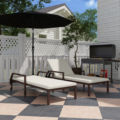 Outsunny Outdoor PE Rattan Sun Lounger Set of 2, Wicker Chaise Recliner Garden Chair z 5-poziomowym regulowanym oparciem i 2 kółkami, kremowo-biały
