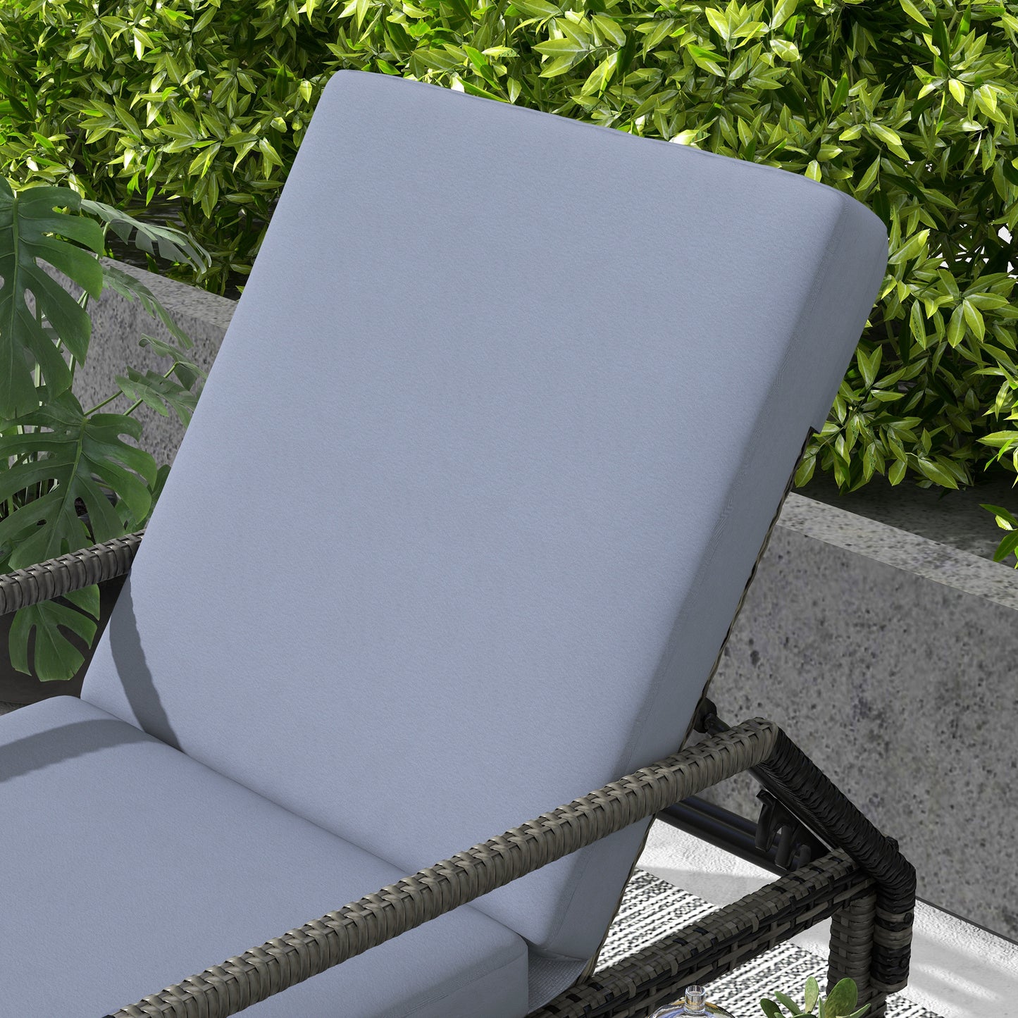 Outsunny Outdoor PE Rattan Sun Lounger Wicker Chaise Recliner Garden Chair z 5-poziomowym regulowanym oparciem i 2 kółkami, mieszany szary