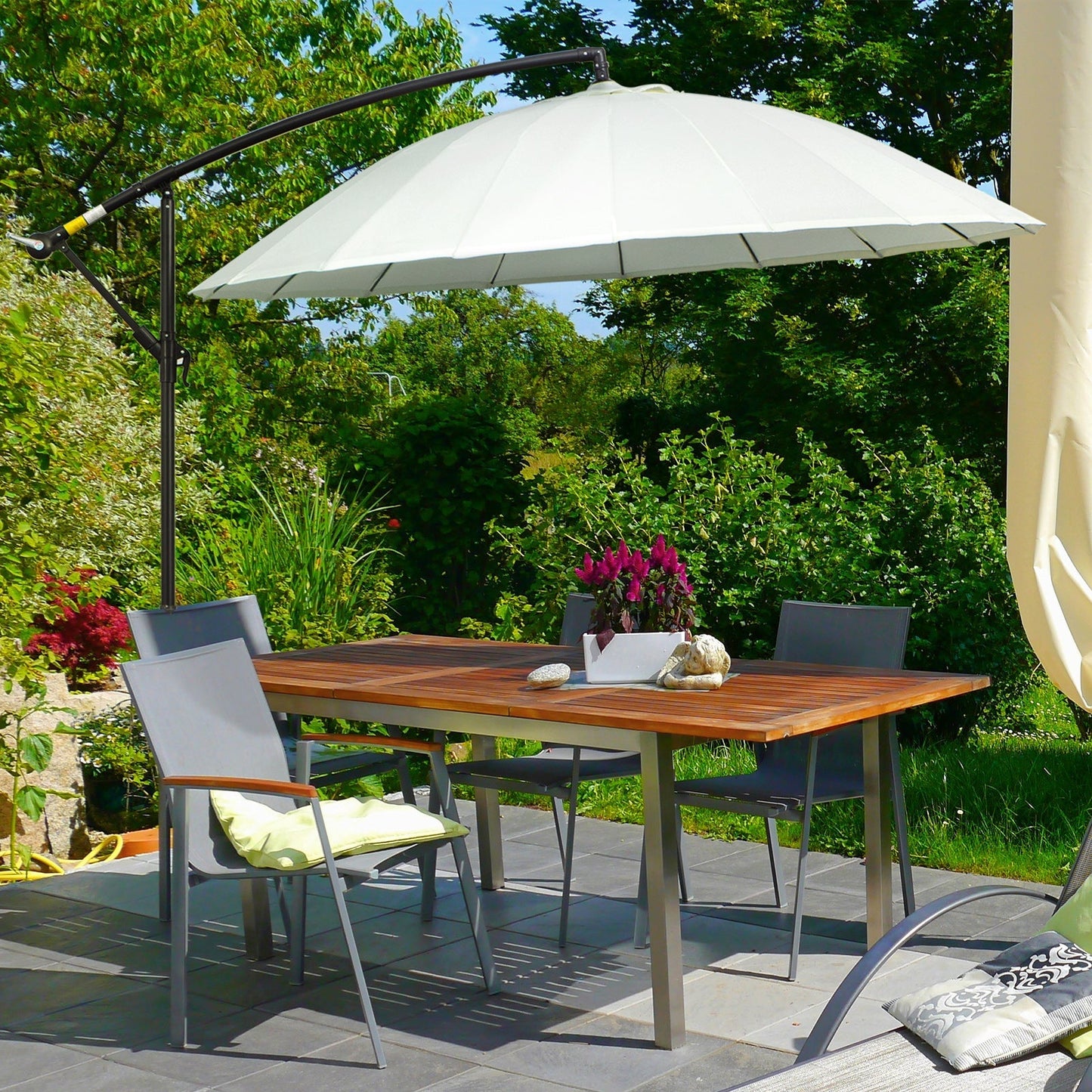 مظلة شمسية من Outsunny 3(m) Cantilever Shanghai Parasol Garden معلقة على شكل الموز مع مقبض كرنك، 18 ضلعًا قويًا وقاعدة متقاطعة، أبيض فاتح