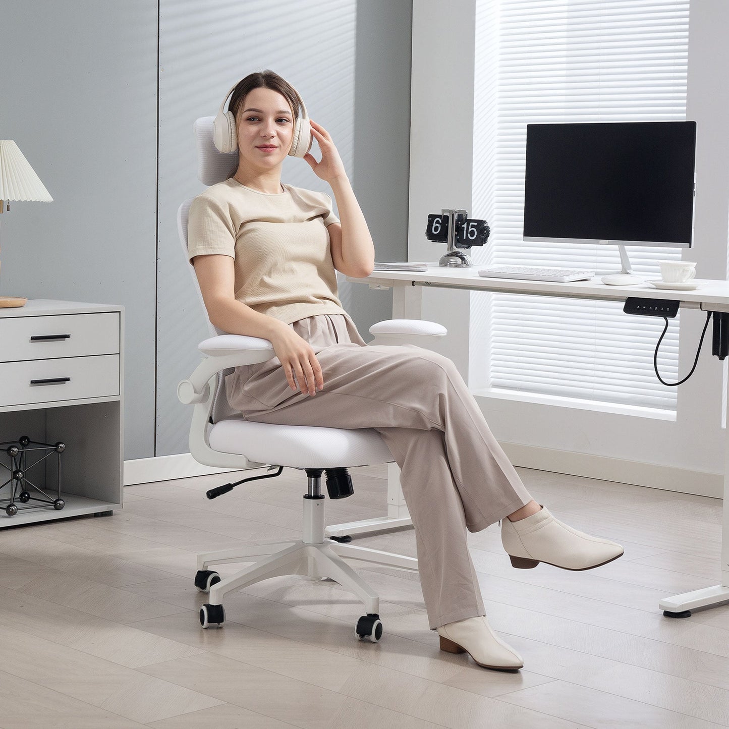 Vinsetto Multi-Adjustable Office Chair, with Lumbar Support, Headrest and Mesh Back - White