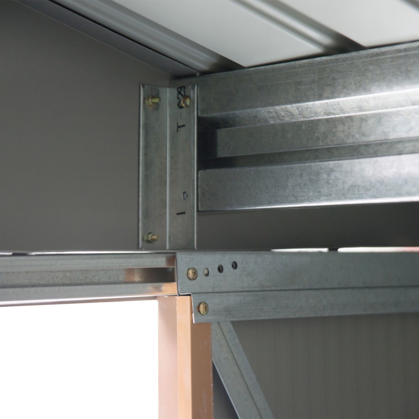 Outsunny 7 x 4ft Zamykany metalowy schowek na narzędzia ogrodowe, schowek zewnętrzny z fundamentem i otworami wentylacyjnymi, jasnobrązowy