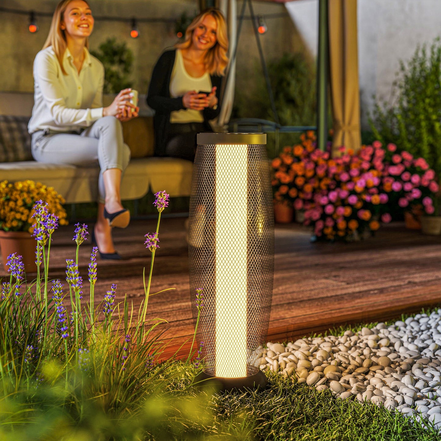 Lampa ogrodowa Outsunny Solar, 71,5 cm wysokości, metalowa lampa podłogowa, automatyczne włączanie/wyłączanie, lampa ogrodowa LED Solar z kloszem z metalowego drutu, IP44 do użytku na zewnątrz, na ganku, ścieżce, tarasie, w kolorze czarnym