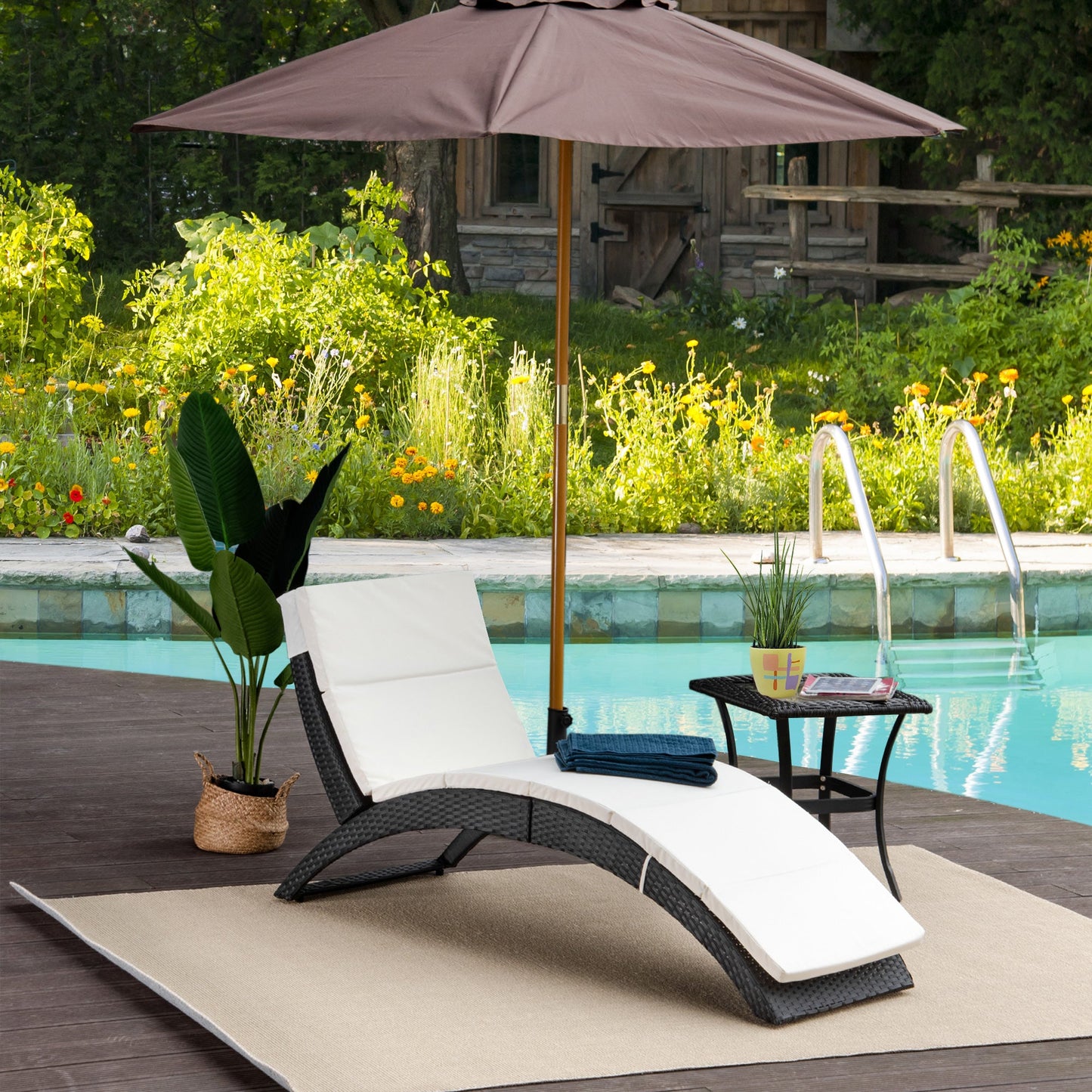Outsunny Outdoor składany PE Rattan leżak z miękką wyściółką, ergonomiczny zakrzywiony design leżaka na balkon, do ogrodu, czarny
