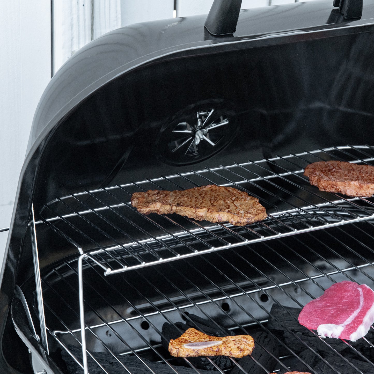 Outsunny przenośny grill węglowy z 2 kółkami i przyborami kuchennymi, wędzarnia z pokrywką do grillowania na świeżym powietrzu, kempingu, pikniku, dziedzińca