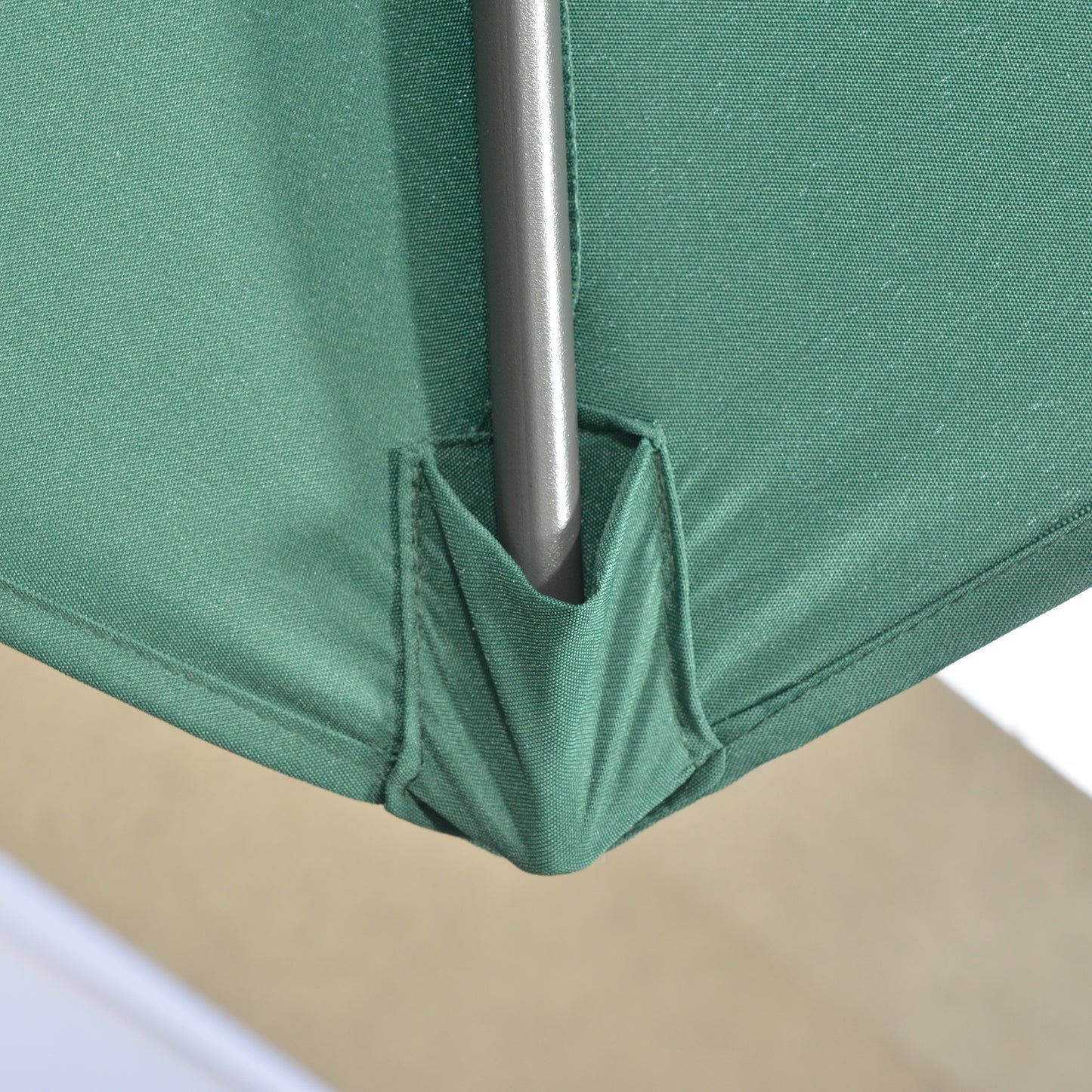 Outsunny 3 x 3(m) Parasol ogrodowy z podstawą krzyżową, obrotowy o 360√∞, z korbką i funkcją pochylania, do użytku na zewnątrz, na patio, w kolorze zielonym