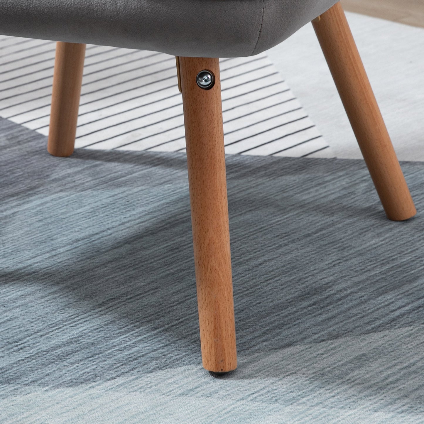 كرسي HOMCOM Modern Accent Chair بذراعين مبطن بمخمل ملمس مخملي مع مسند ظهر مجنح، كرسي صالة ترفيهي مبطن بأرجل خشبية، باللون الرمادي